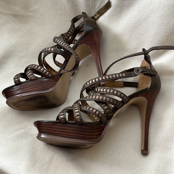 Guess Heels - Picture 2 of 4